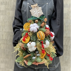 X022 Mini Christmas Tree with decorations